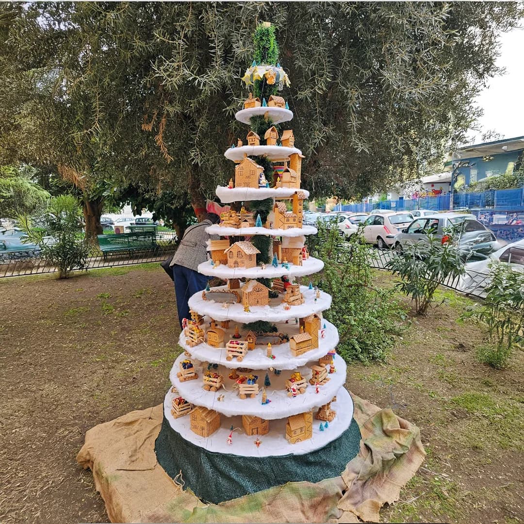 Foto dell’articolo: Cavalleggeri d'Aosta, ecco l'albero delle fiabe realizzato dai bambini